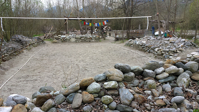 Un vero e proprio campo da beach volley al centro del fiume. Quest'area è certamente il frutto di anni di impegno, probabilmente tramandatosi tra più persone.